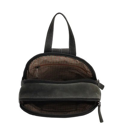 Rucksack aus Leder in Schwarz mit Reißverschluss und Vortasche