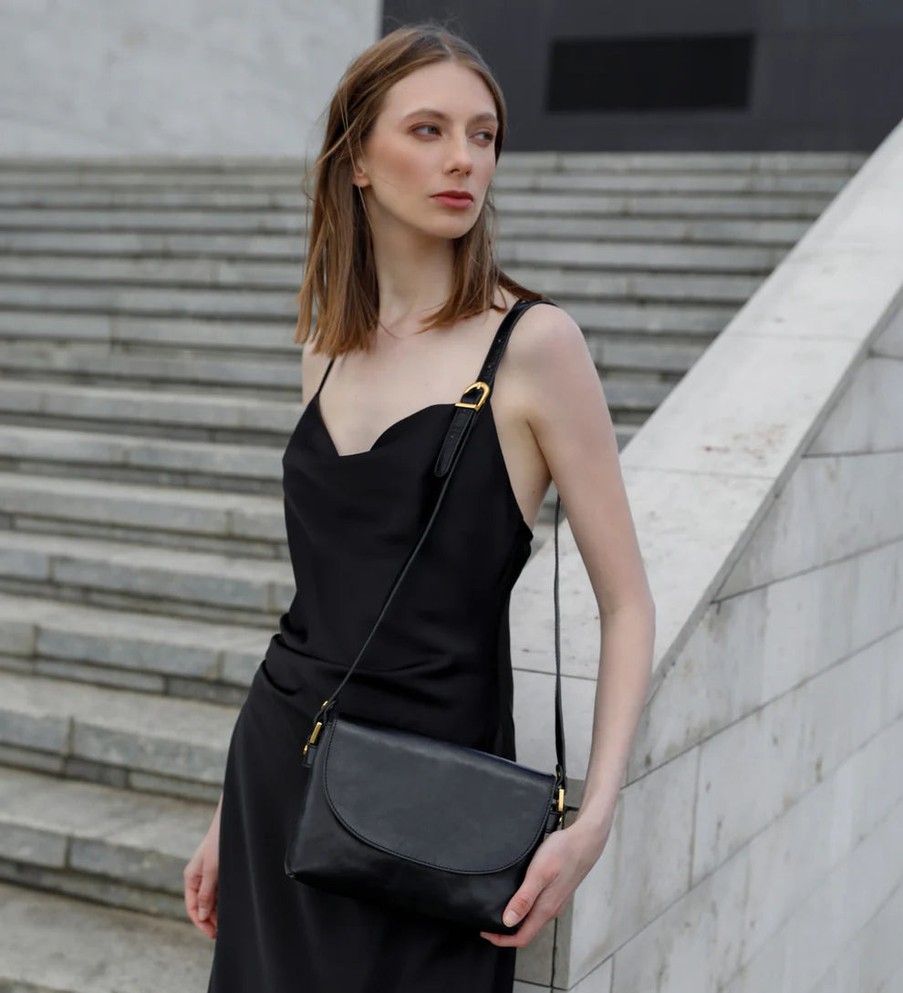 Umhängetasche|Crossover 24 x 17cm in Schwarz aus Leder mit Überschlag - leder-accessoires.com