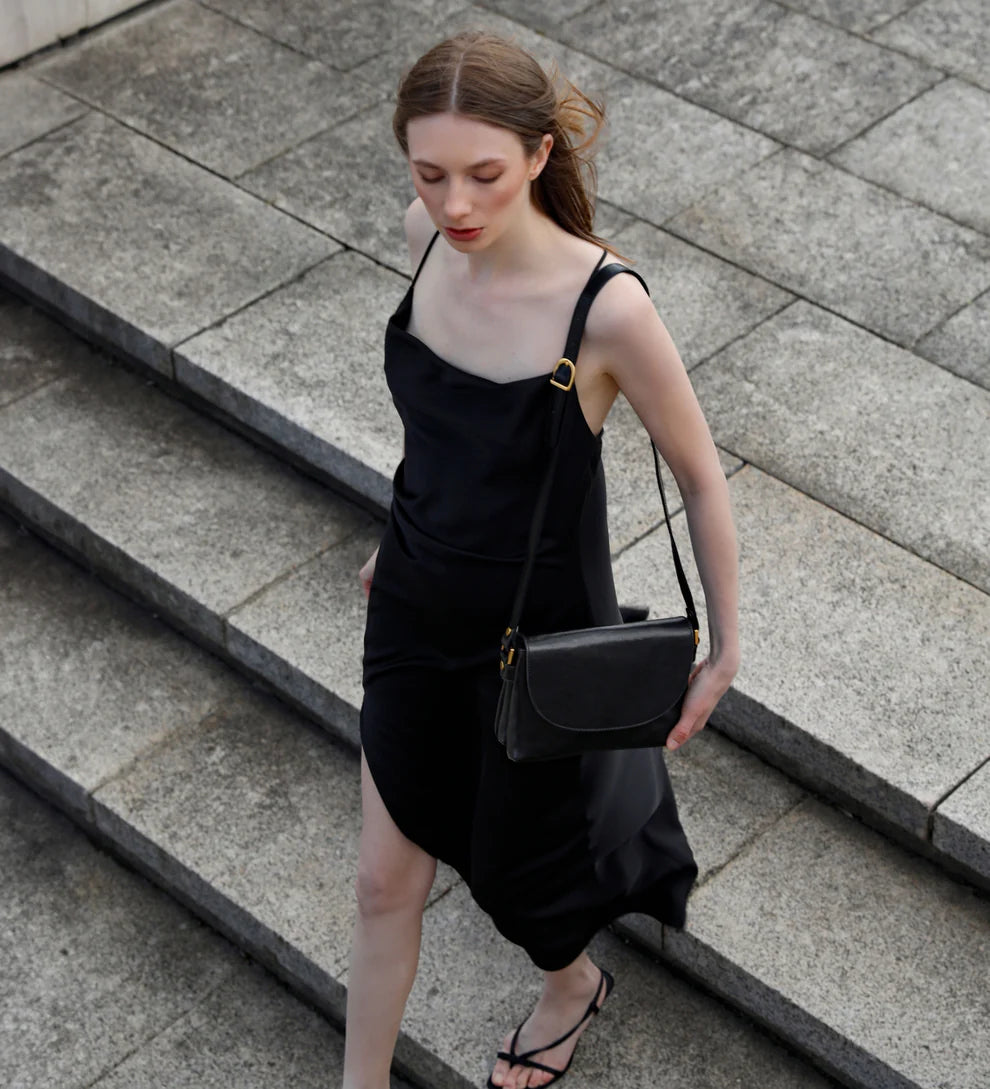 Umhängetasche|Crossover 24 x 17cm in Schwarz aus Leder mit Überschlag - leder-accessoires.com