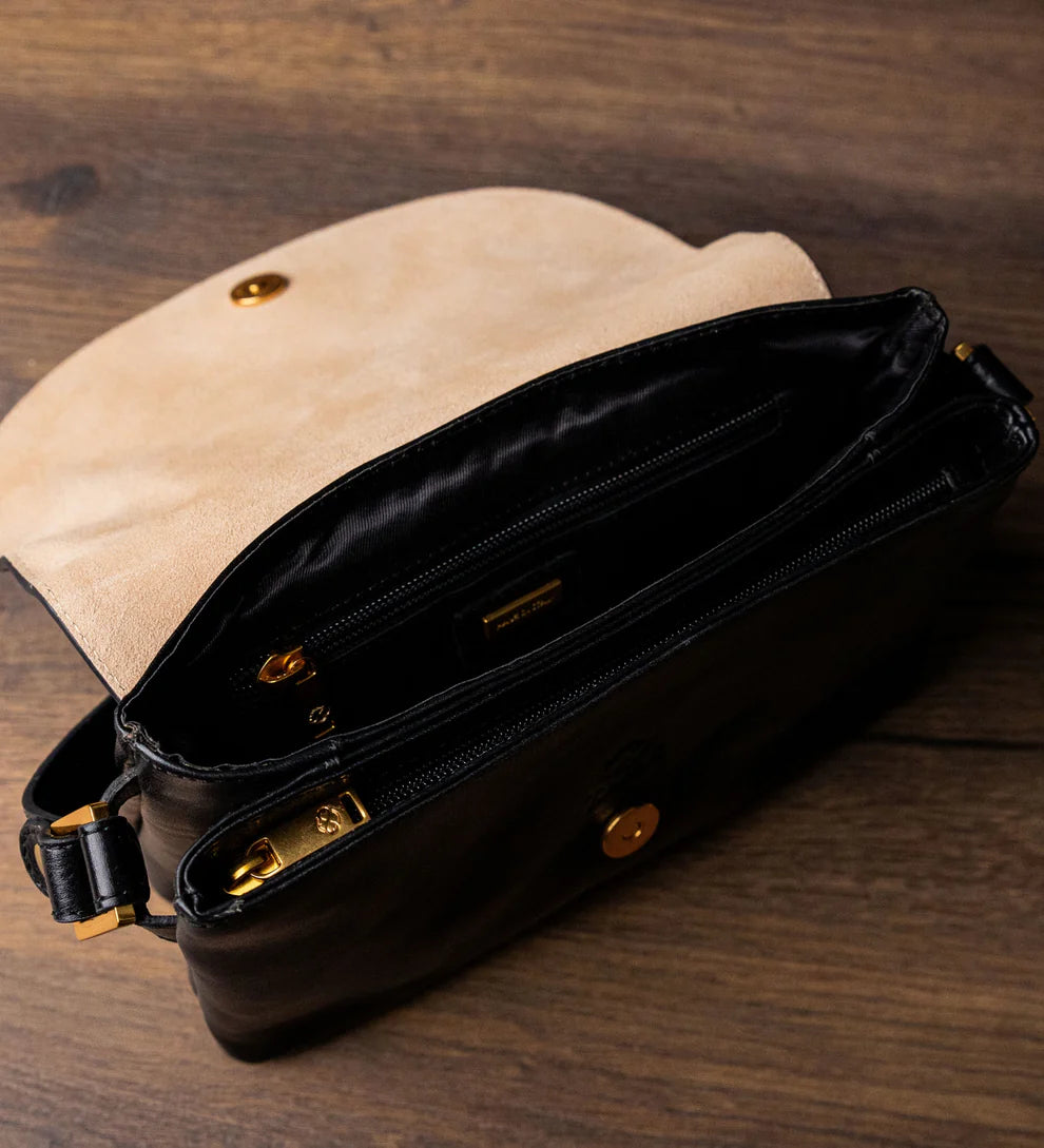Umhängetasche|Crossover 24 x 17cm in Schwarz aus Leder mit Überschlag - leder-accessoires.com