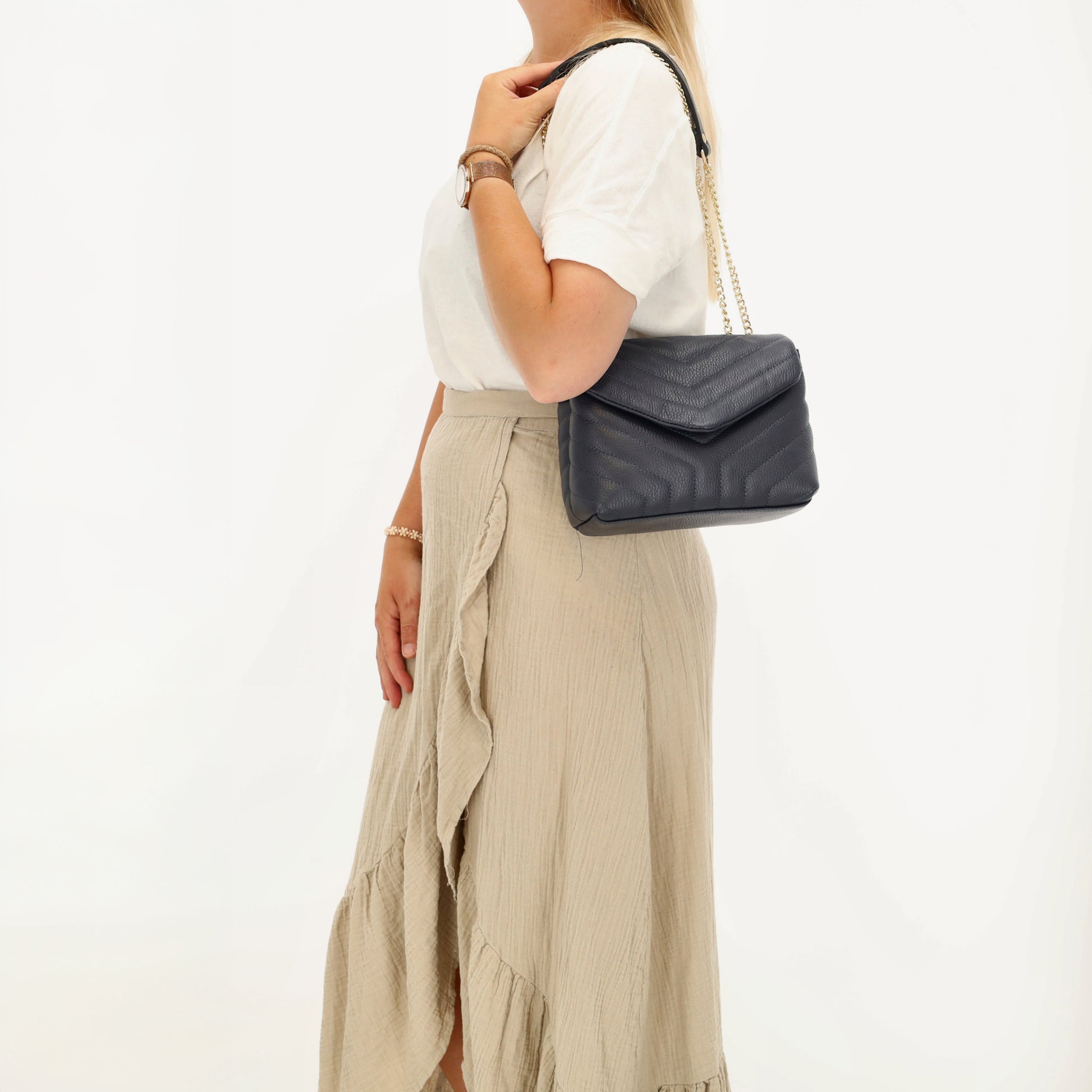 Schultertasche 25x15cm in Blau mit gestepptem Leder und Kettenriemen Gold - leder-accessoires.com
