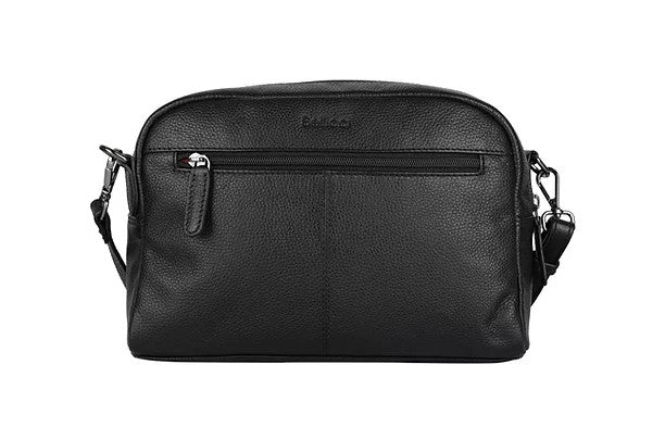 Umhängetasche aus Leder in Schwarz mit Reißverschluss und Vortasche