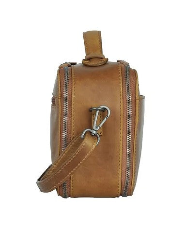 Umhängetasche aus Leder in Cognac mit Reißverschluss und Vortasche