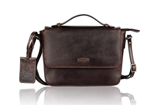 Umhängetasche aus Leder in Braun mit Überschlag und Kurzgriff - leder-accessoires.com