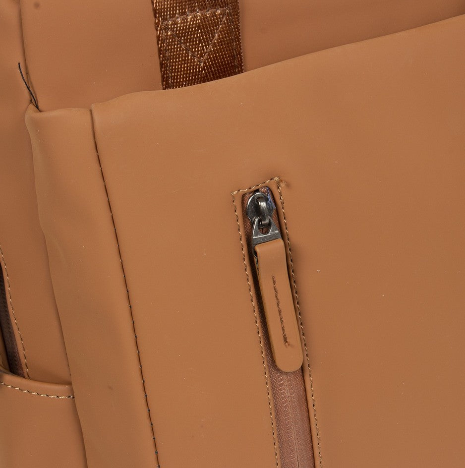 Laptoprucksack 9L in Cognac mit verschweißten Reißverschlüssen