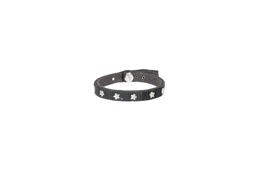 Armband geschlitzt mit Sternennieten in Schwarz aus Leder - leder-accessoires.com