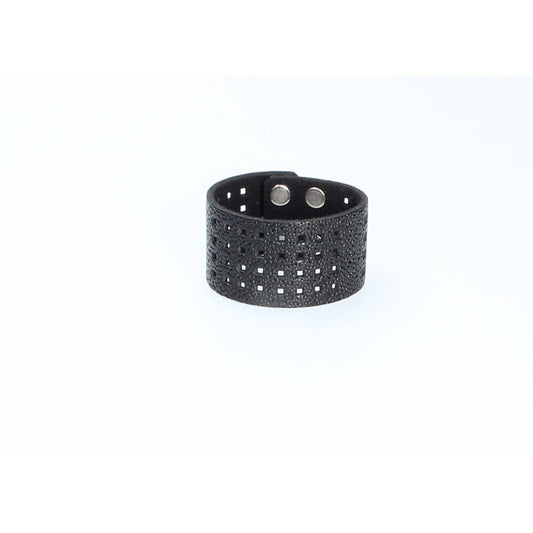 Armband Schwarz mit Rochenoptik|Lochmuster aus Leder - leder-accessoires.com