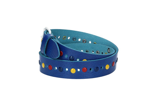 Ledergürtel Kids 25mm in Kobaltblau mit durchgehender Lochung, bunten Nieten und weißer Rollschließe - leder-accessoires.com