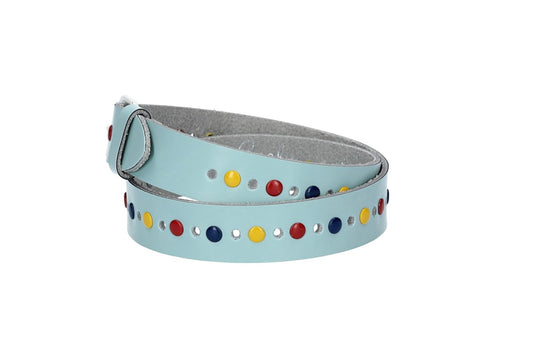 Ledergürtel Kids 25mm in Hellblau mit durchgehender Lochung, bunten Nieten und weißer Rollschließe - leder-accessoires.com