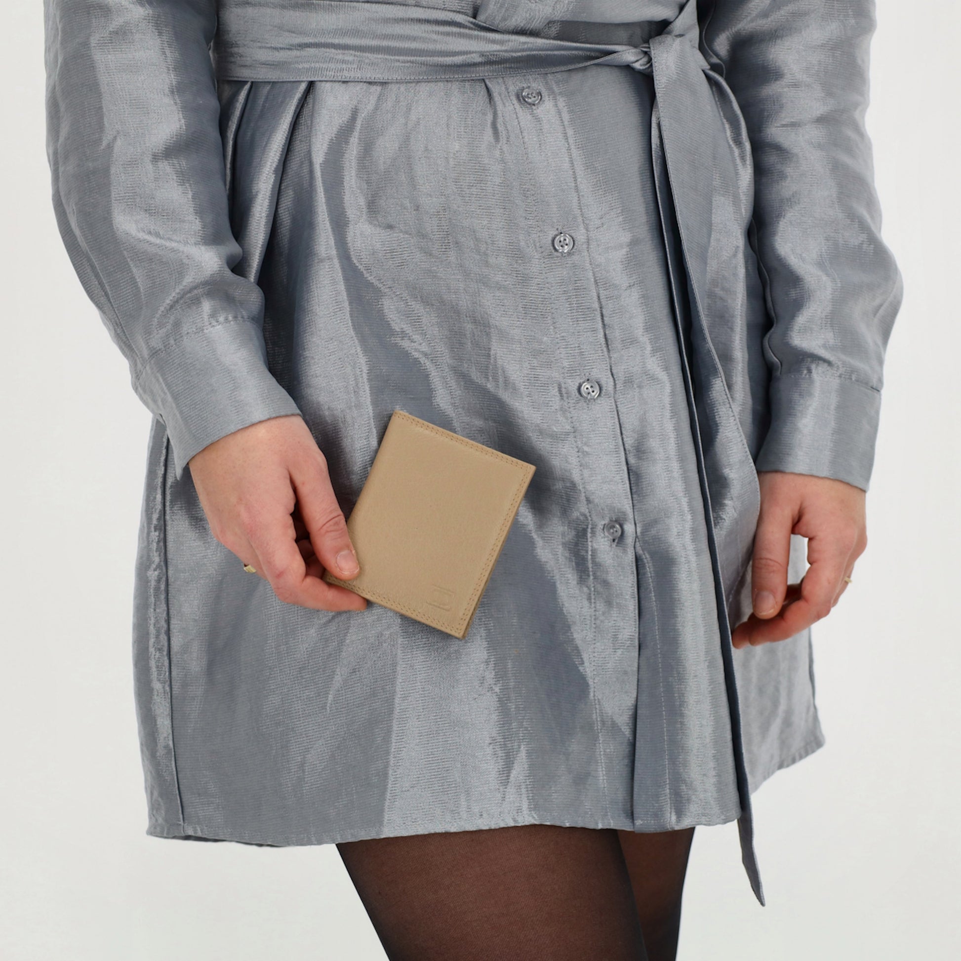 Kartenetui 8x10cm aus Leder in Helltaupe - leder-accessoires.com