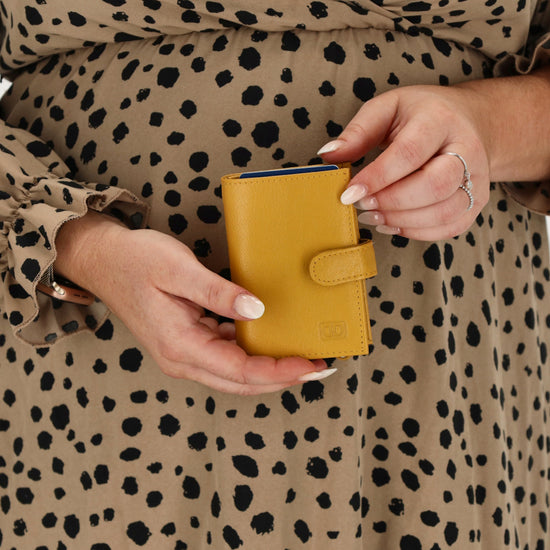 Kartenetui| Safty Wallet 7x10cm in Gelb mit Druckknopf - leder-accessoires.com