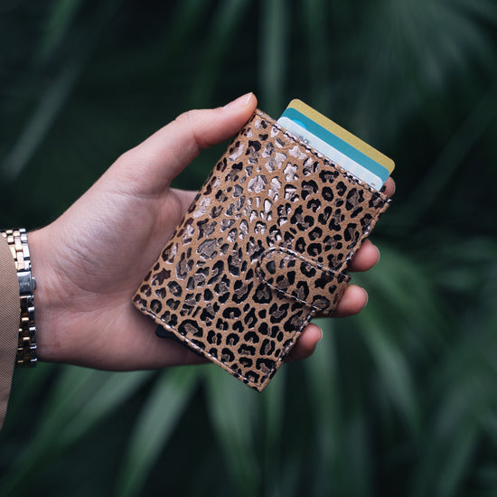 Kartenetui| Safty Wallet 7x10cm in Leo-Optik Schwarz-Metallic mit Druckknopf - leder-accessoires.com