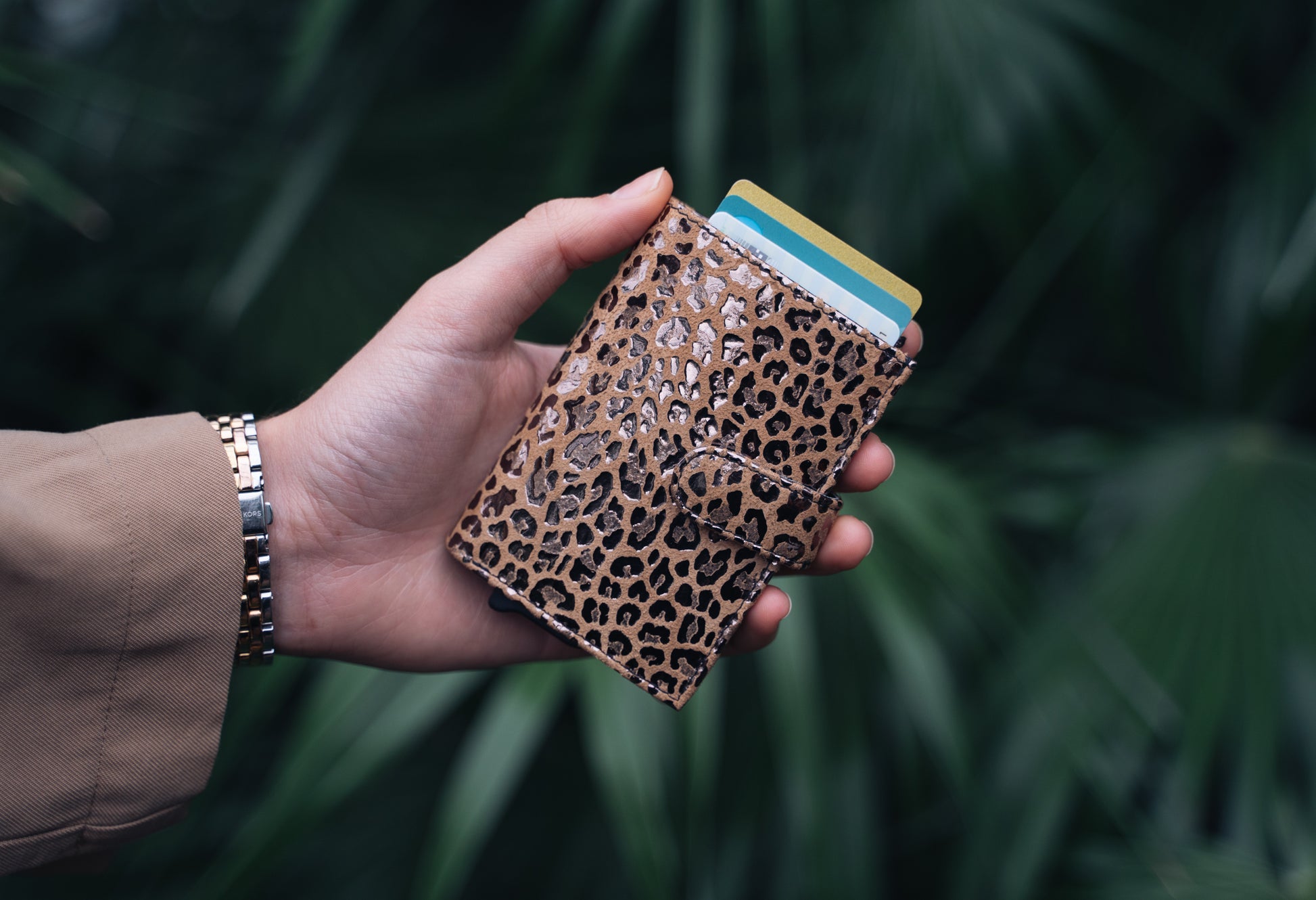 Kartenetui| Safty Wallet 7x10cm in Leo-Optik Schwarz-Metallic mit Druckknopf - leder-accessoires.com