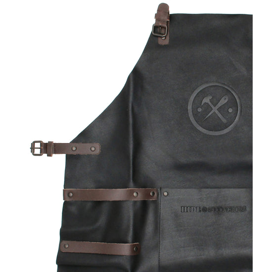 Lederschürze zum Grillen in Schwarz mit Lederhandschuh und Zange - leder-accessoires.com