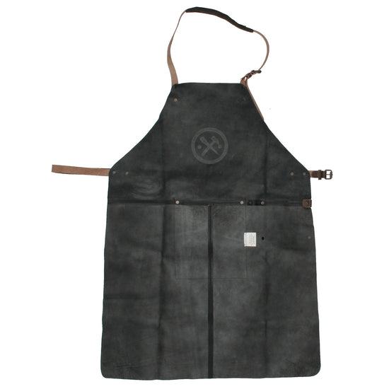 Lederschürze zum Grillen in Schwarz mit Lederhandschuh und Zange - leder-accessoires.com
