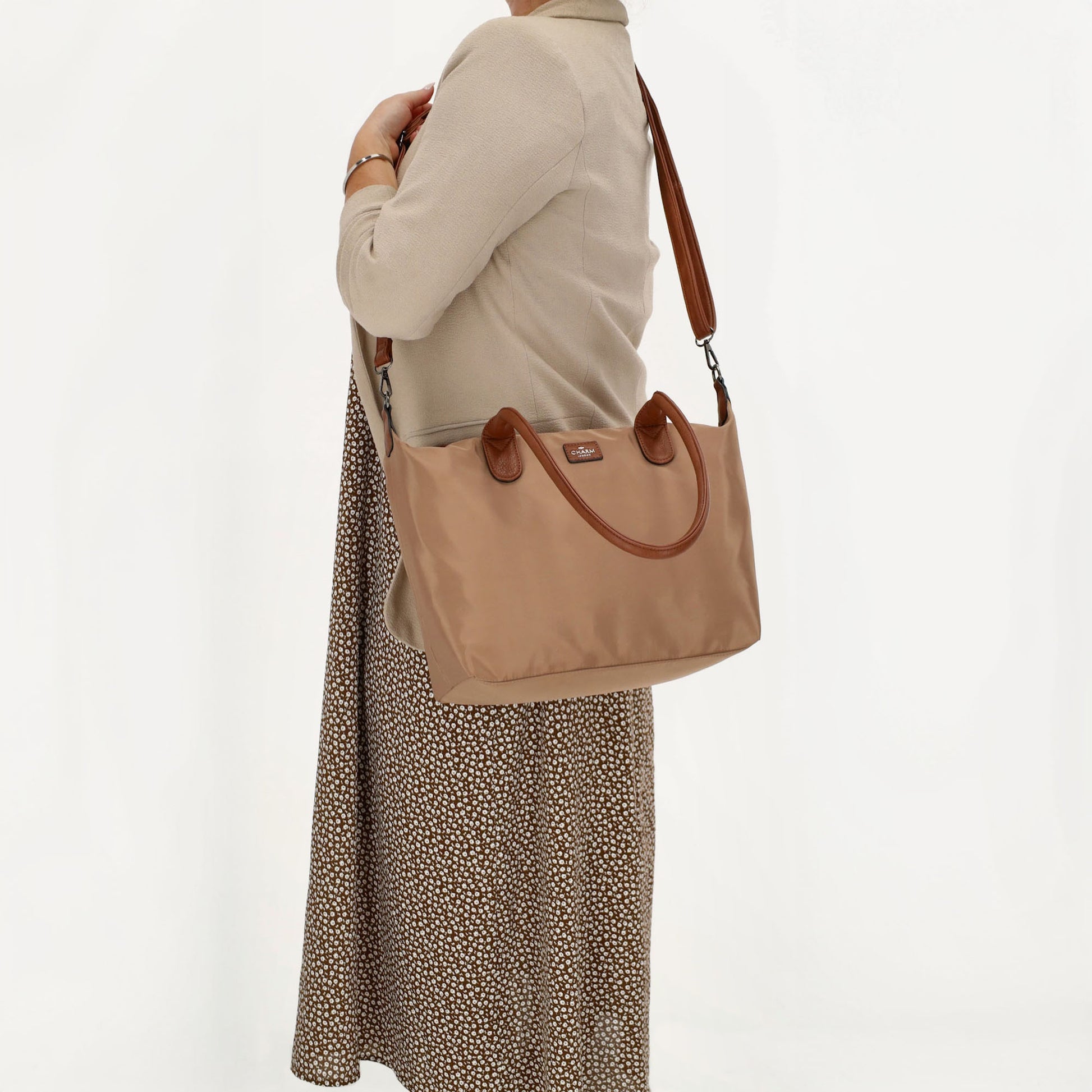 Schultertasche 42x25cm in Taupe aus Nylon - leder-accessoires.com