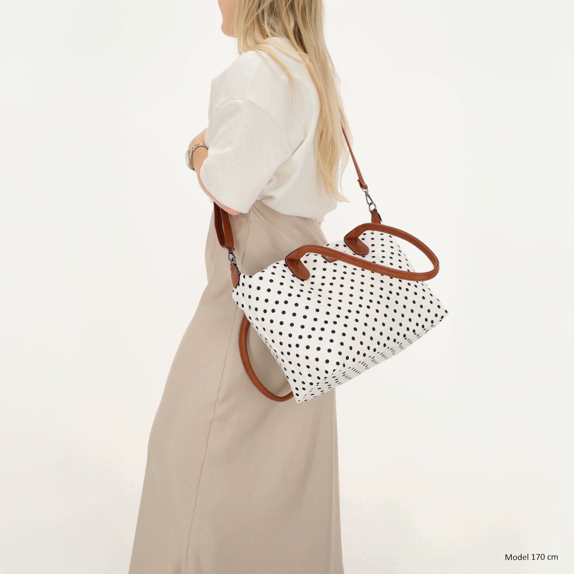 Schultertasche 42x25cm in Weiß | Punkte Schwarz aus Nylon - leder-accessoires.com