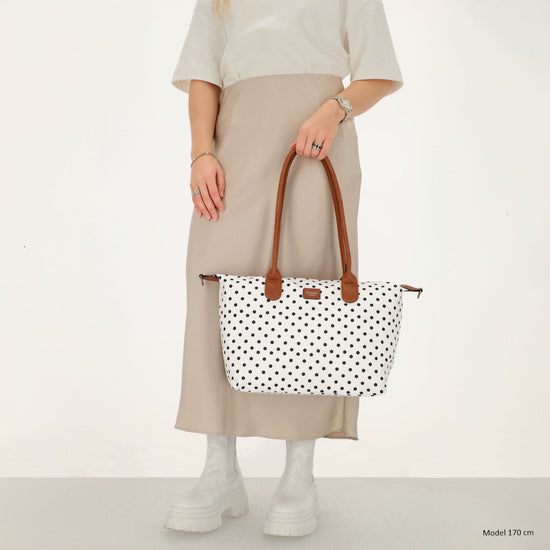 Schultertasche 42x25cm in Weiß | Punkte Schwarz aus Nylon - leder-accessoires.com