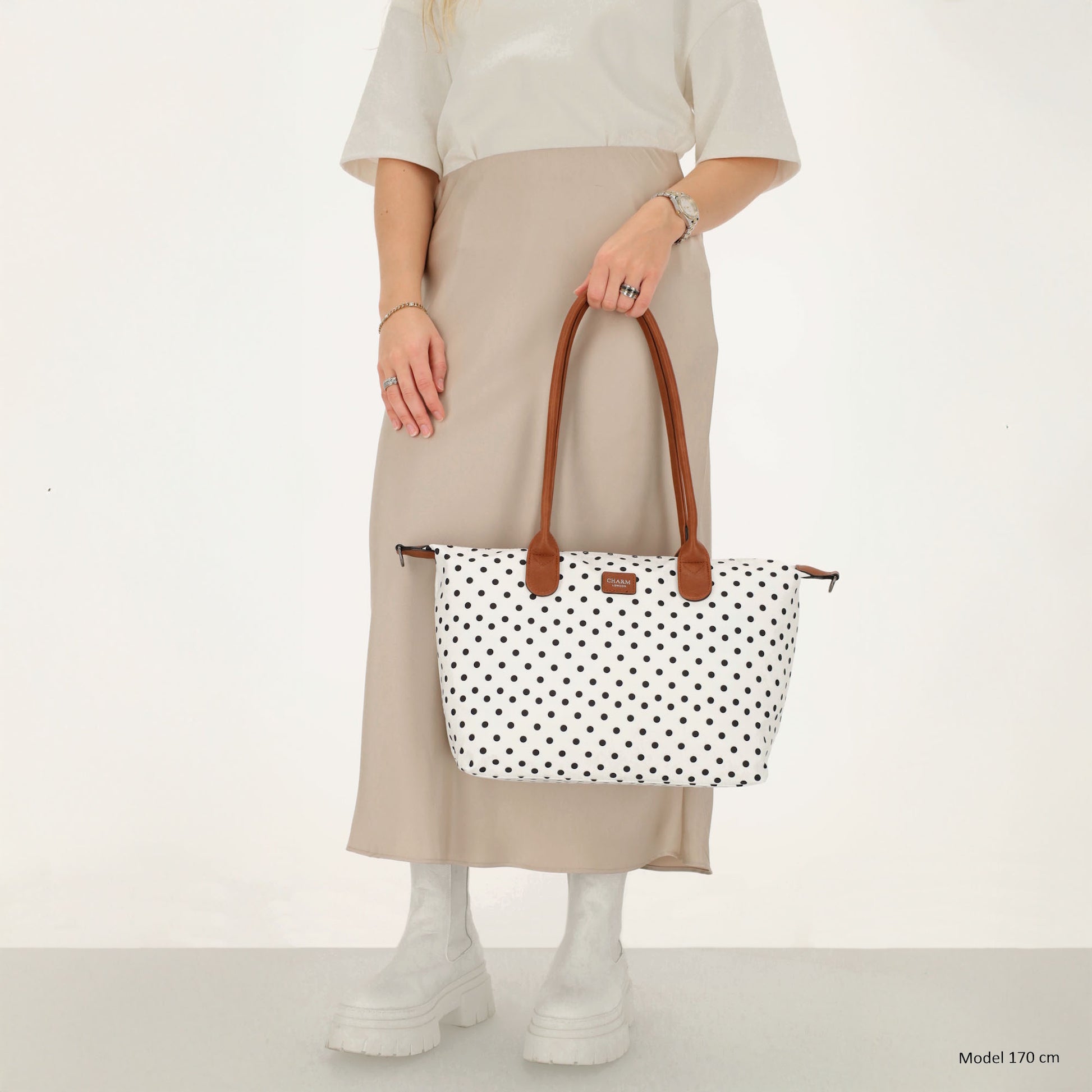 Schultertasche 42x25cm in Weiß | Punkte Schwarz aus Nylon - leder-accessoires.com