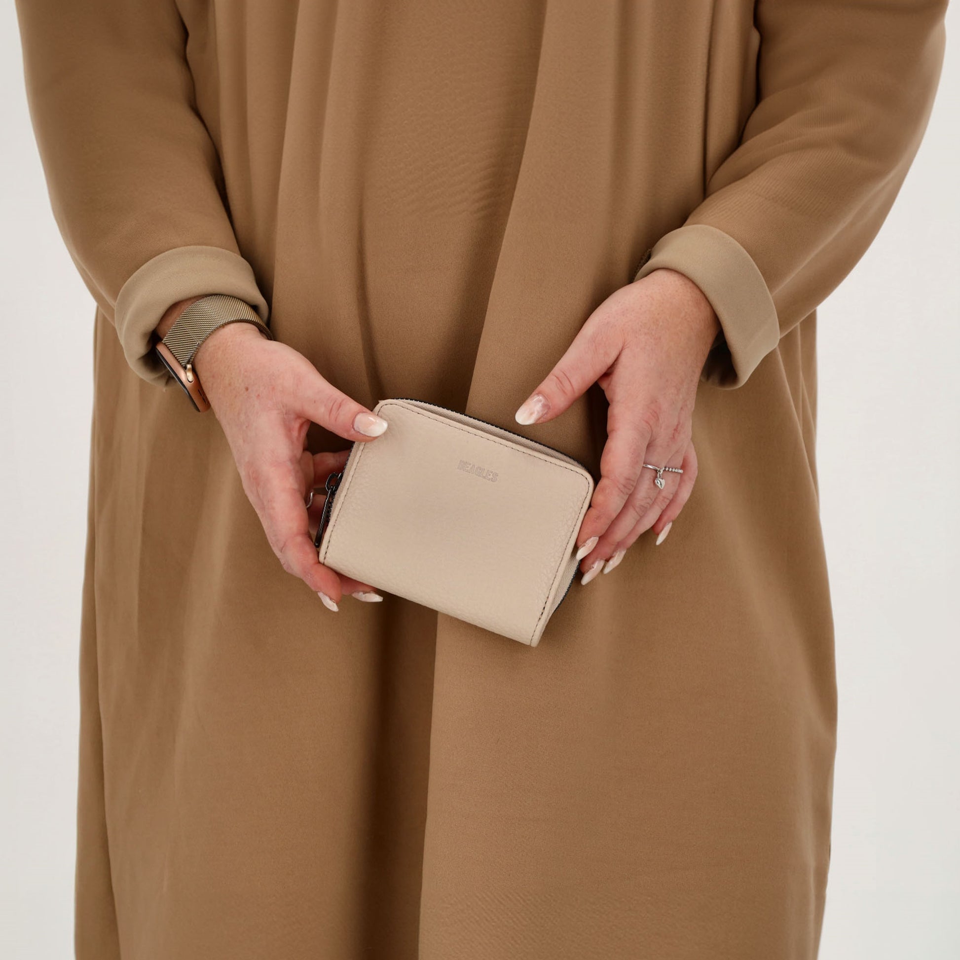 Damenbörse 12x9cm im Querformat in Taupe mit Druckknopf - leder-accessoires.com
