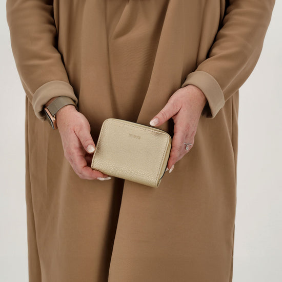Damenbörse 12x9cm im Querformat in Gold-Metallic mit Druckknopf - leder-accessoires.com