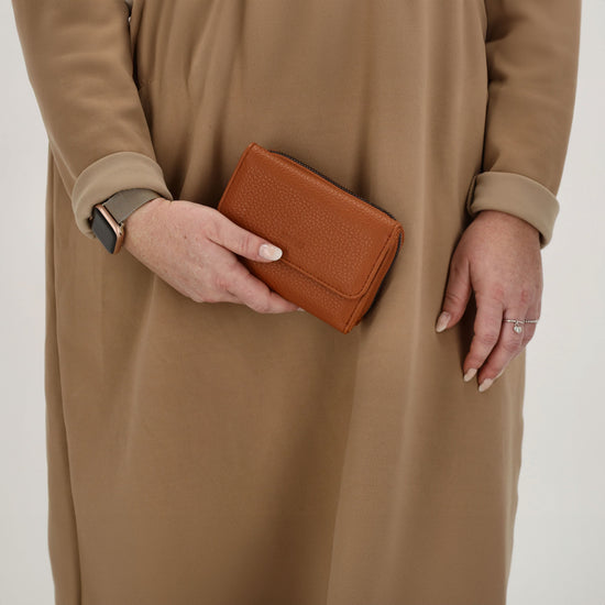 Damenbörse 13,5x9,5cm im Querformat in Cognac mit Druckknopf - leder-accessoires.com