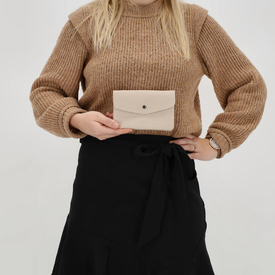 Minibörse 15,5x10cm im Querformat in Taupe mit Druckknopf - leder-accessoires.com