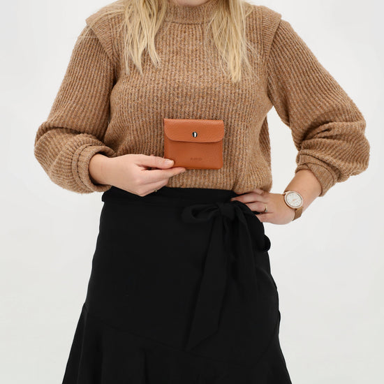 Geldbörse 10x9cm in Cognac mit Überschlag in weichem Leder - leder-accessoires.com