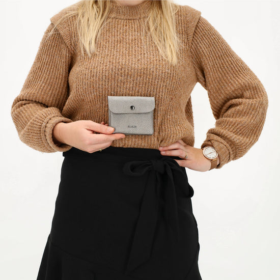 Geldbörse 10x9cm in Silber mit Überschlag in weichem Leder - leder-accessoires.com