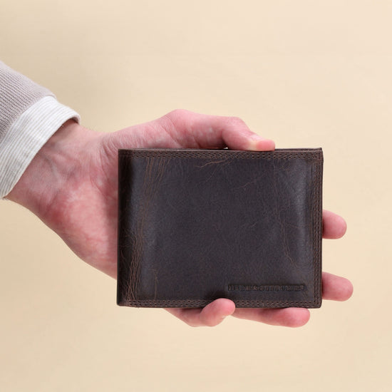 Geldbörse Querformat 12,5 x 10cm in Dunkelbraun mit Riegel - leder-accessoires.com