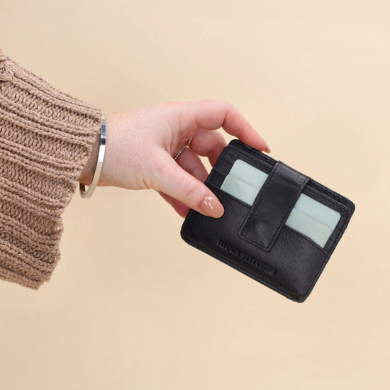 Kartenetui 10x8,5cm in Schwarz mit Riegel und separatem Münzfach - leder-accessoires.com