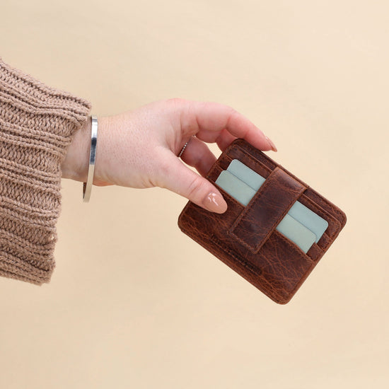 Kartenetui 10x8,5cm in Braun mit Riegel und separatem Münzfach - leder-accessoires.com