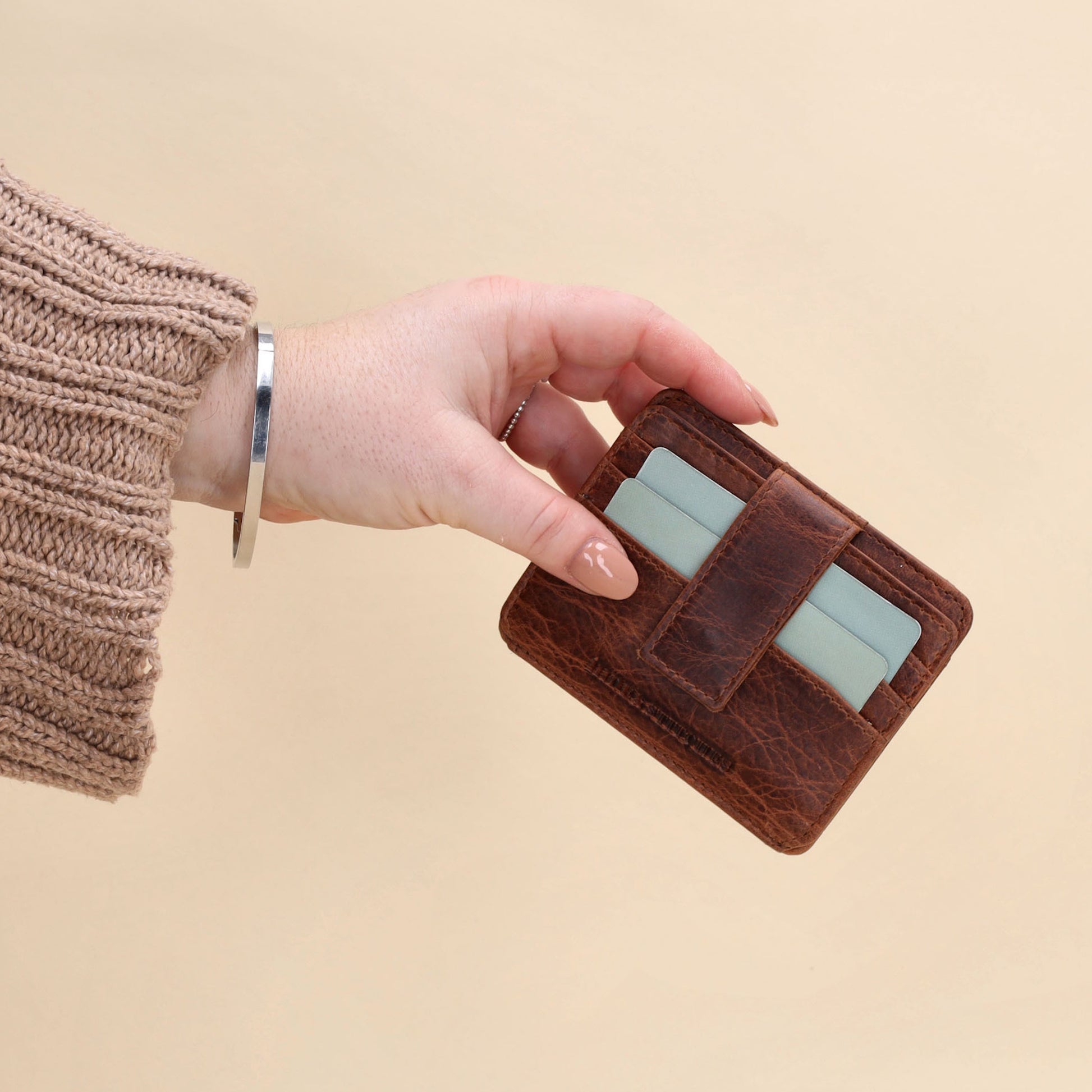 Kartenetui 10x8,5cm in Braun mit Riegel und separatem Münzfach - leder-accessoires.com
