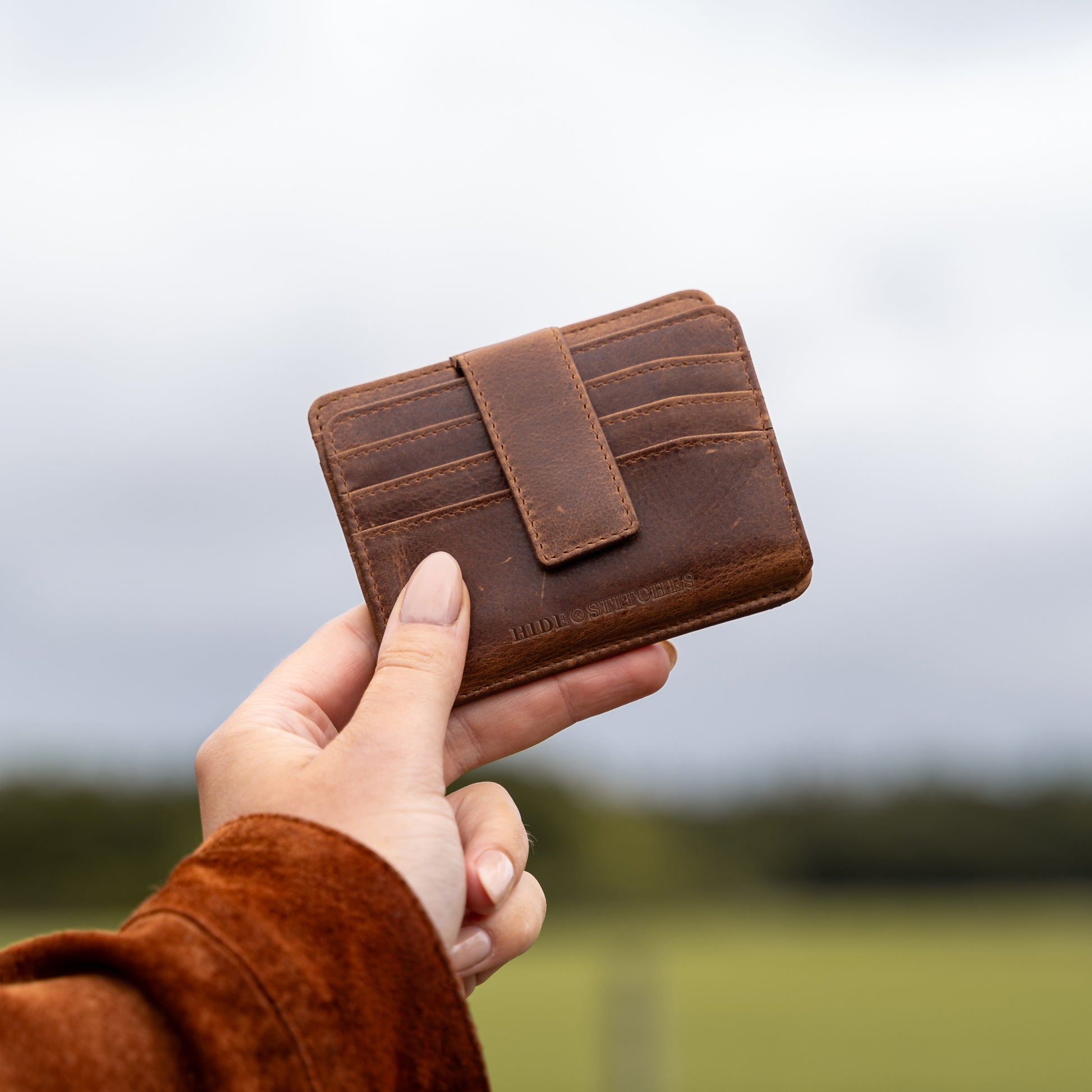 Kartenetui 10x8,5cm in Dunkelbraun mit Riegel und separatem Münzfach - leder-accessoires.com