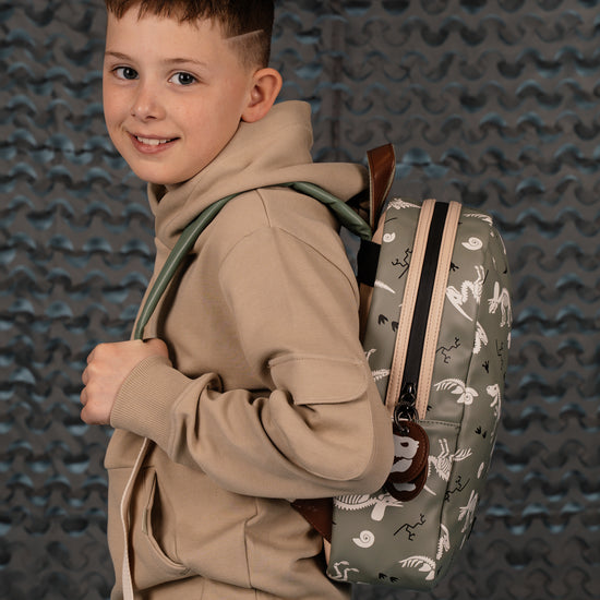 Kinderrucksack 25x35cm mit Dino-Muster in Grün - leder-accessoires.com
