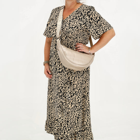Bodybag gesteppt 33x16cm in Champagner aus Kunstleder - leder-accessoires.com