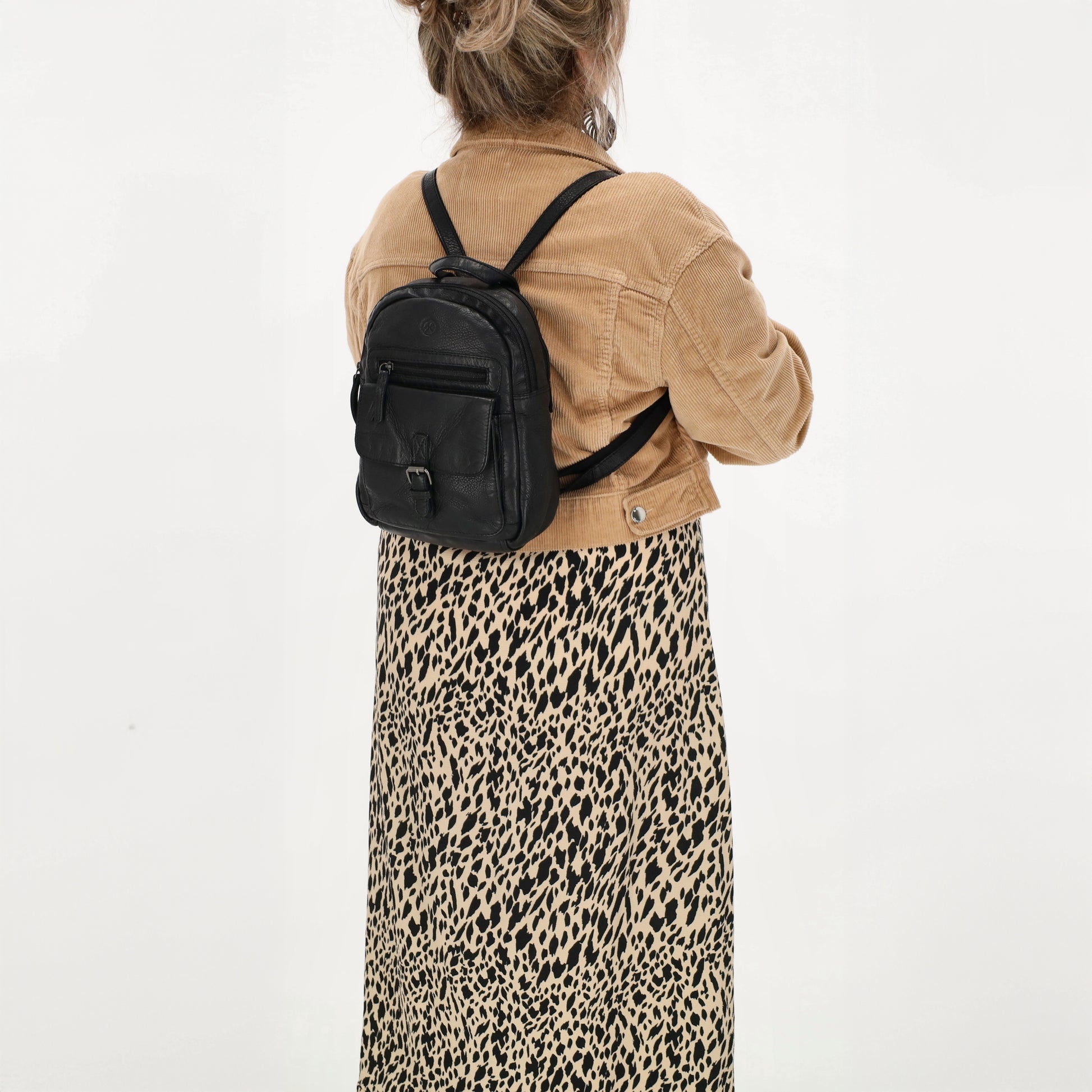 Rucksack 26 x 20cm in Schwarz mit Vortasche in Leder - leder-accessoires.com
