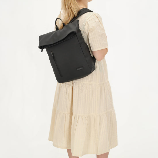 Cityrucksack 36x28cm in Schwarz mit Umschlag und Reißverschluss - leder-accessoires.com
