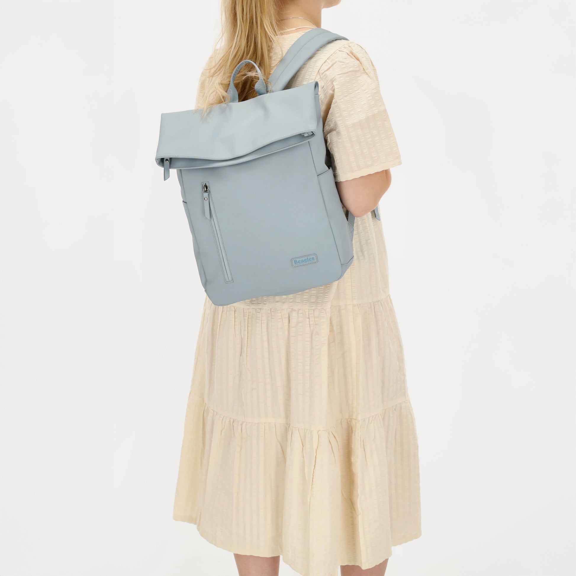 Cityrucksack 36x28cm in Hellblau mit Umschlag und Reißverschluss - leder-accessoires.com