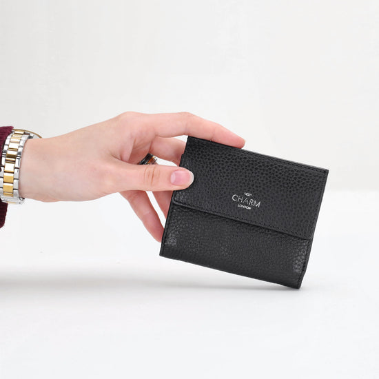 Lederbörse 10,5x9cm im Hochformat in Schwarz mit Druckknopf - leder-accessoires.com