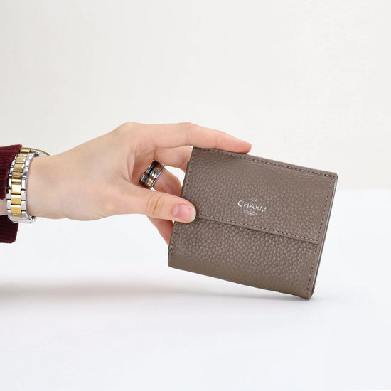 Lederbörse 10,5x9cm im Hochformat in Taupe mit Druckknopf - leder-accessoires.com