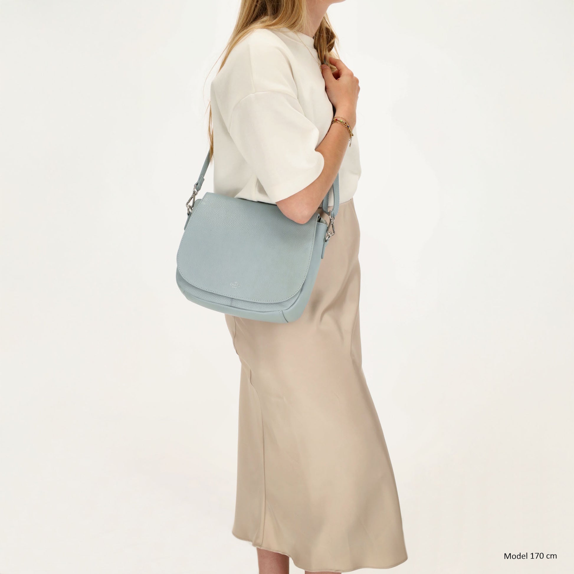 Satteltasche 25 x 22,5cm in Hellblau mit Überschlag und Reißverschluss - leder-accessoires.com