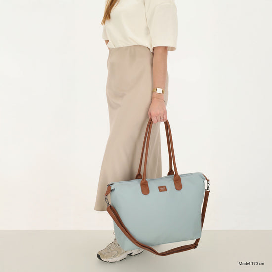 Hellblauer Shopper 51x33cm mit Laptopfach 15,6 Zoll - leder-accessoires.com