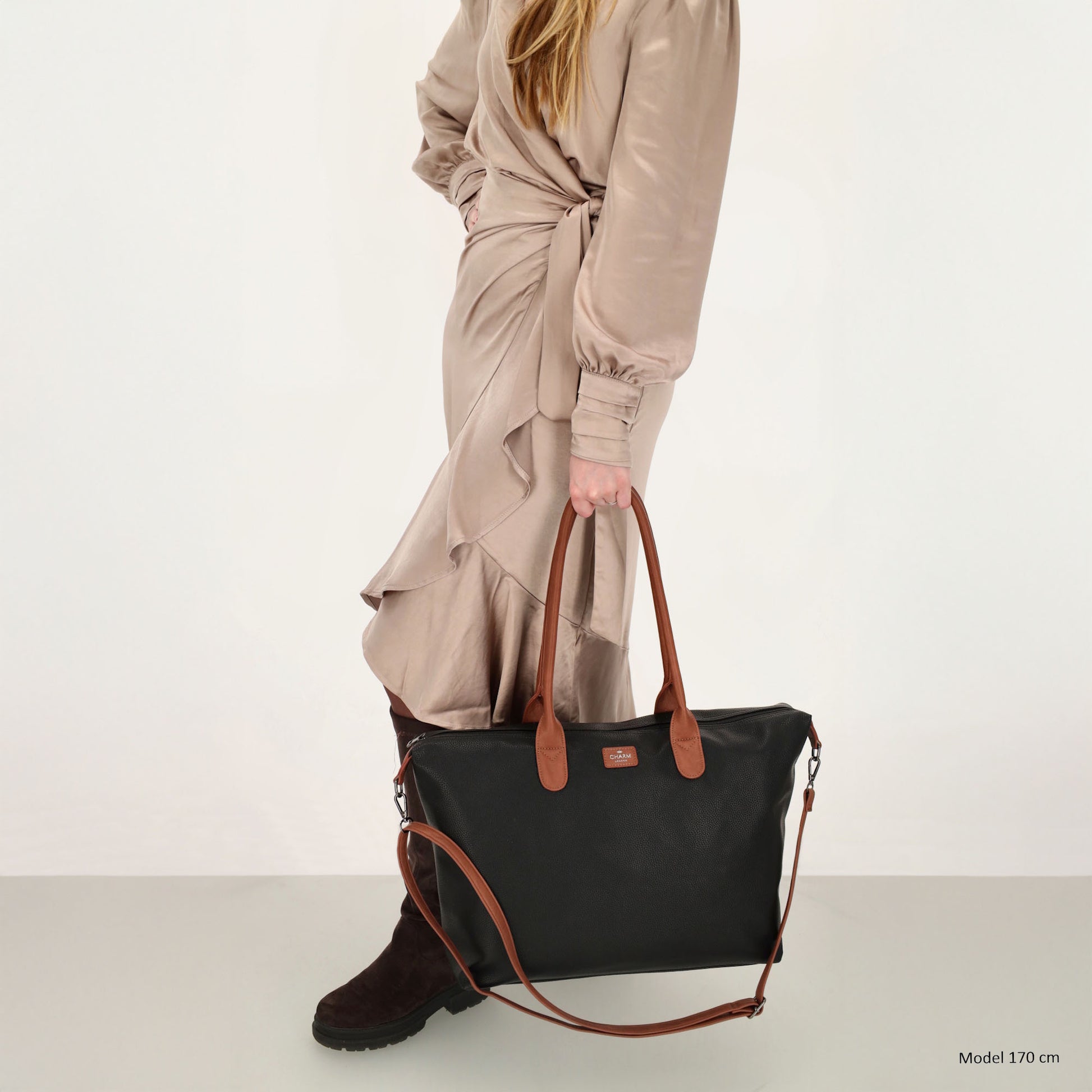 Schwarzer Shopper 51x33cm mit Kontrast-Schulterriemen - leder-accessoires.com