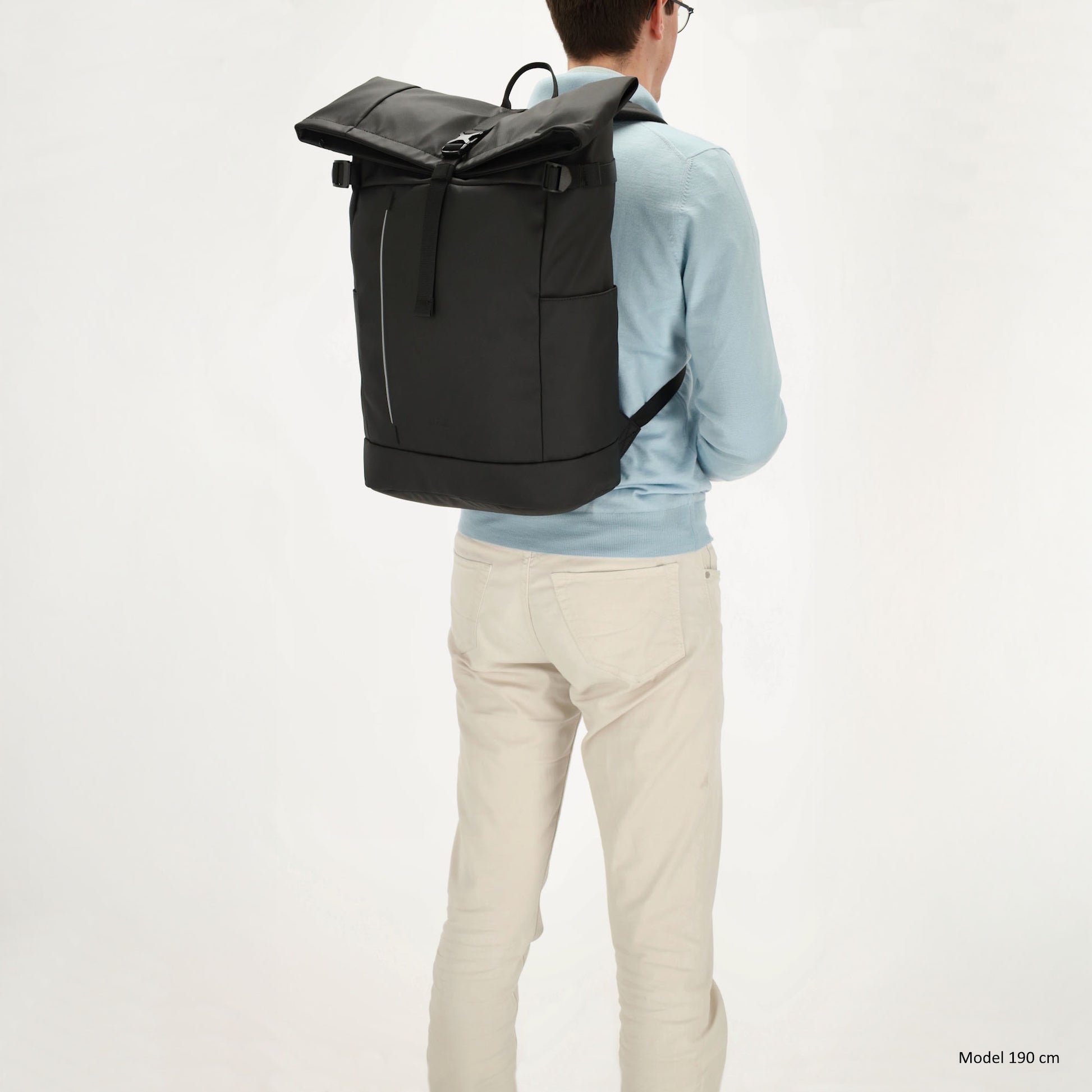 Rolltop-Rucksack 48x28cm in Schwarz mit Umschlag und Reißverschluss - leder-accessoires.com