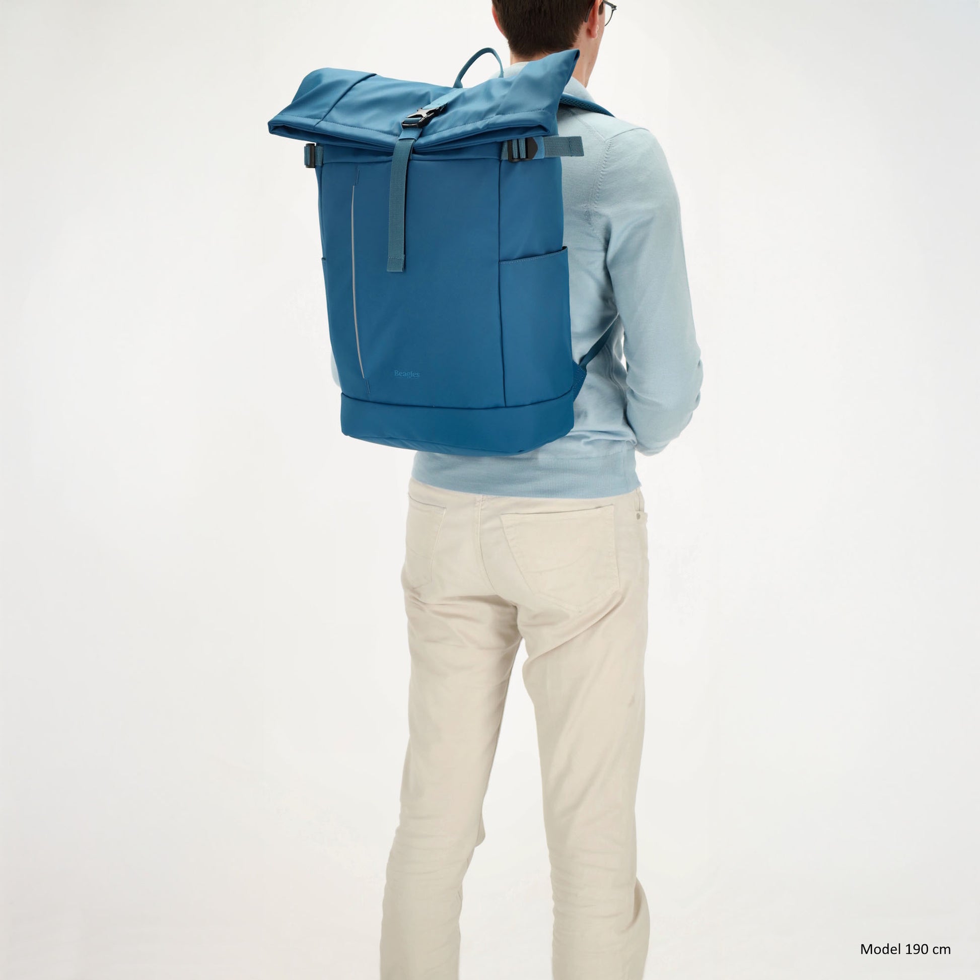 Rolltop-Rucksack 48x28cm in Jeansblau mit Umschlag und Reißverschluss - leder-accessoires.com