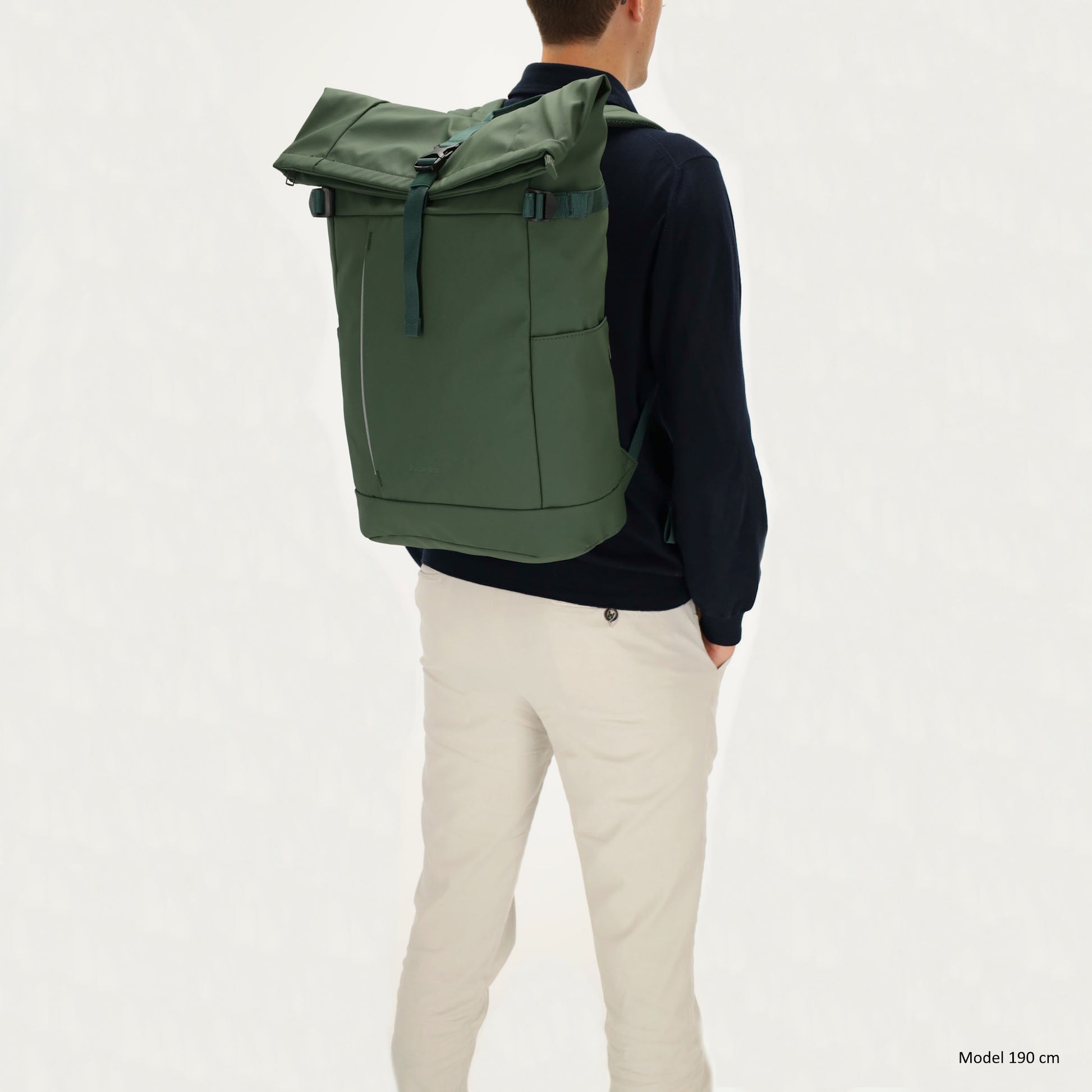 Rolltop-Rucksack 48x28cm in Dunkelgrün mit Umschlag und Reißverschluss - leder-accessoires.com