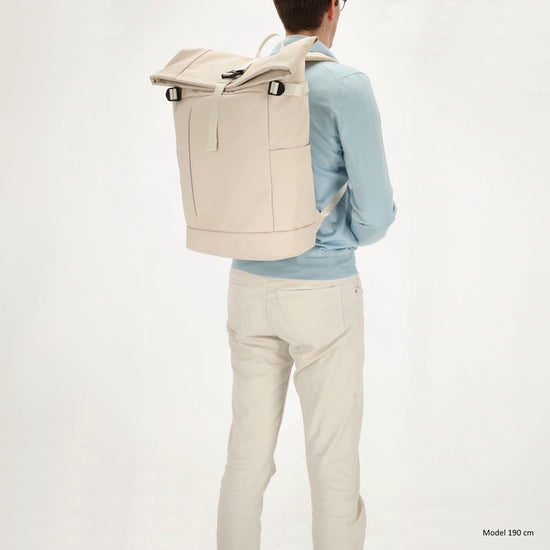 Rolltop-Rucksack 48x28cm in Creme mit Umschlag und Reißverschluss - leder-accessoires.com
