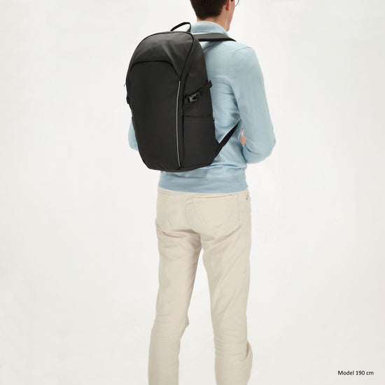 Rucksack 47x30cm in Schwarz mit Brustgurt und Aufsteckfunktion - leder-accessoires.com