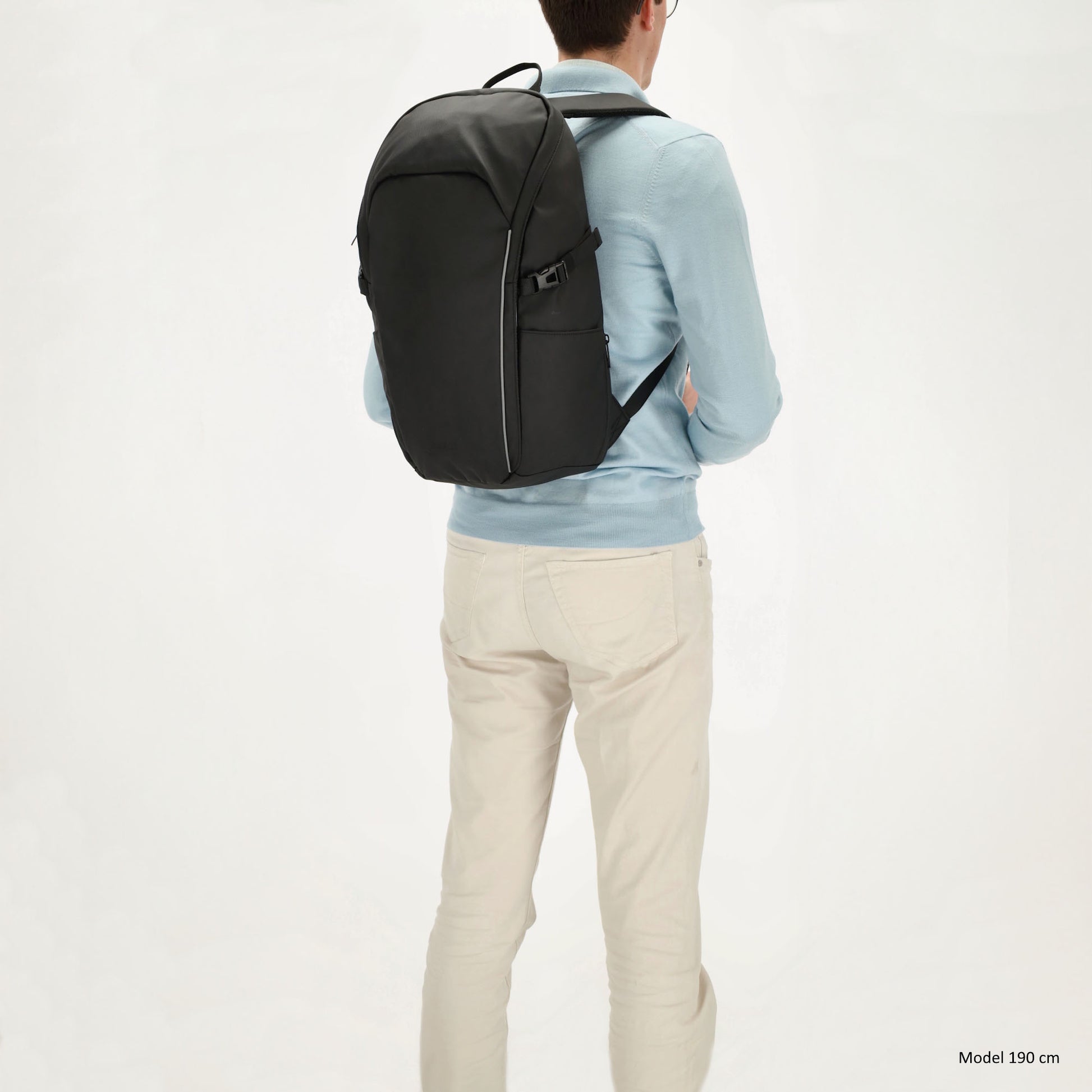 Rucksack 47x30cm in Schwarz mit Brustgurt und Aufsteckfunktion - leder-accessoires.com